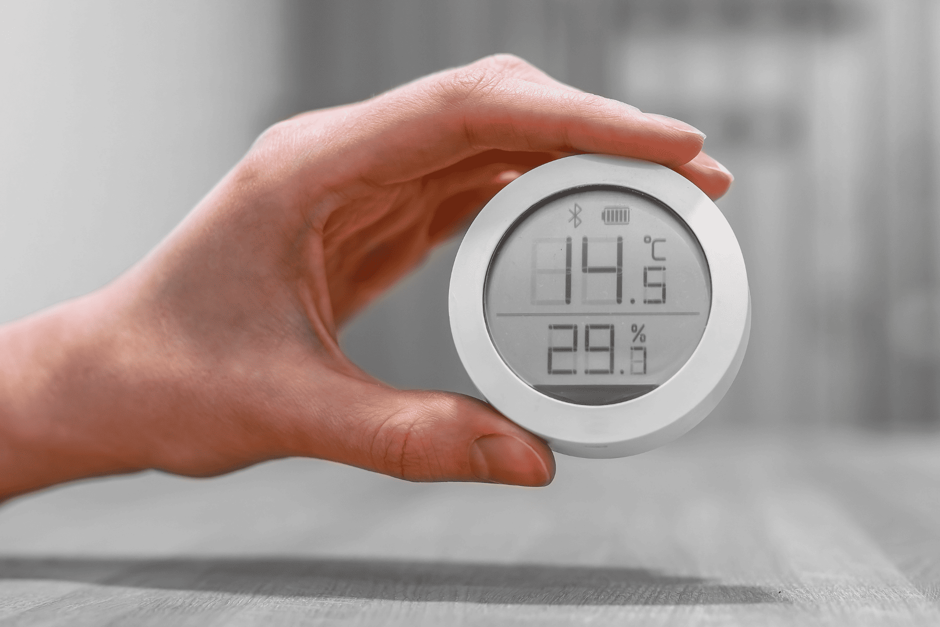 a humidifier gauge showing humidity levels at 29%