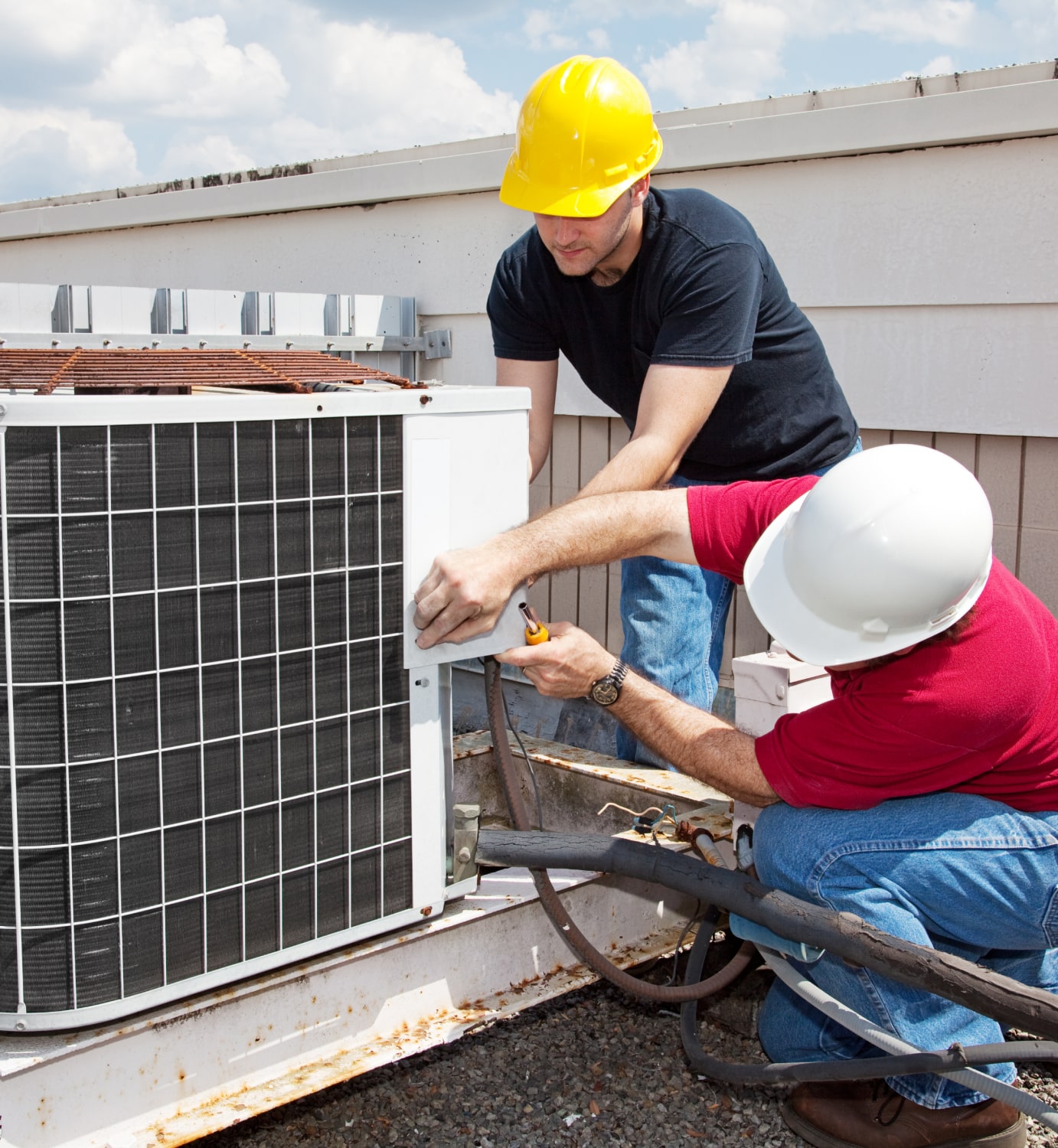 Certified-technician-replacing-defective-AC-parts-in-Brampton-ON-LG-Home-Comfort