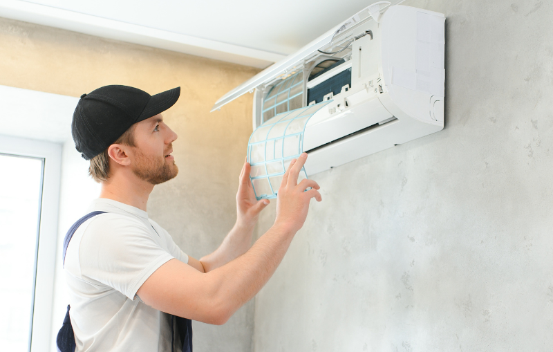 Specialist-diagnosing-and-quickly-repairing-AC-issues-in-Tillsonburg-ON-LG-Home-Comfort