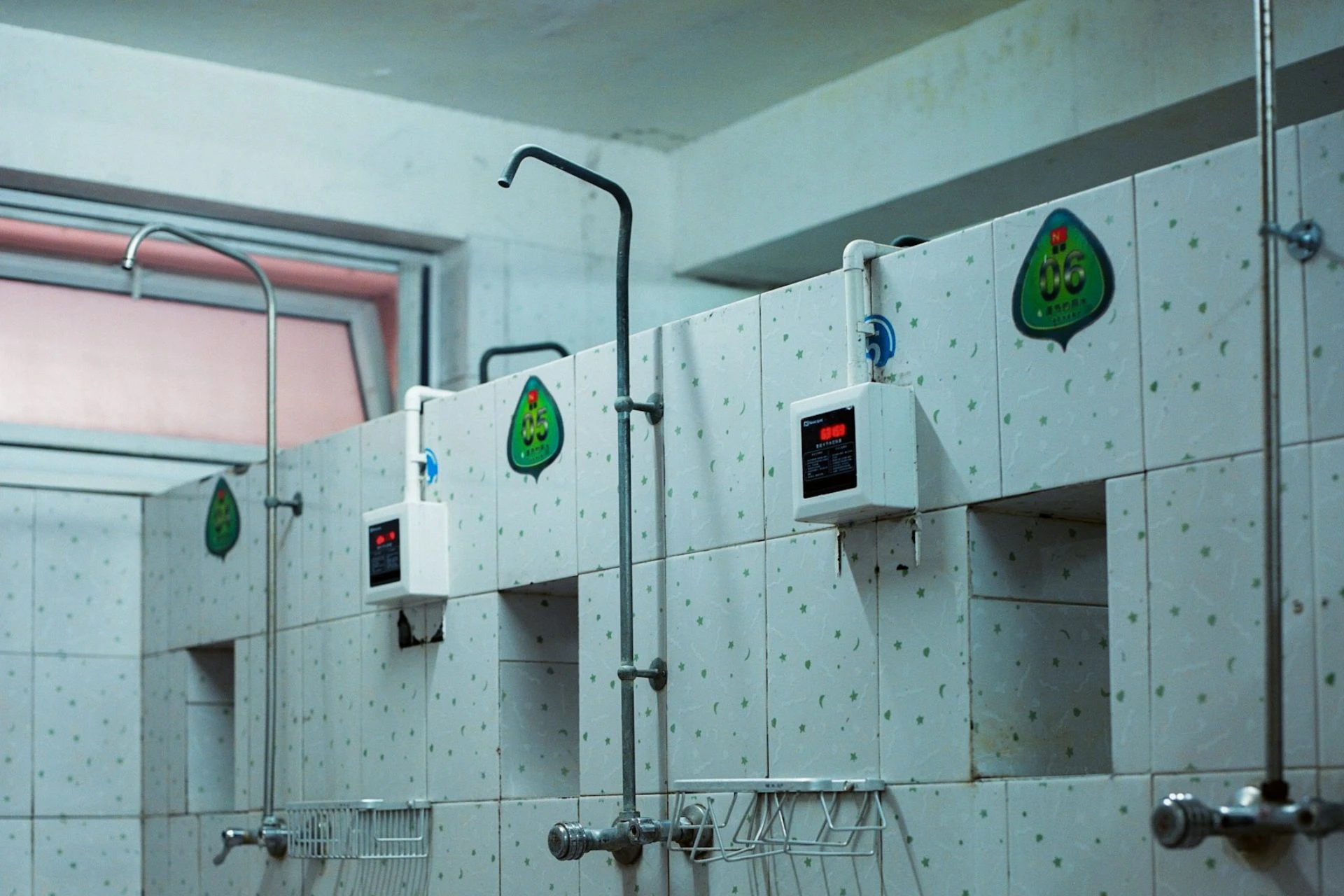 Gym with several shower heads and heaters
